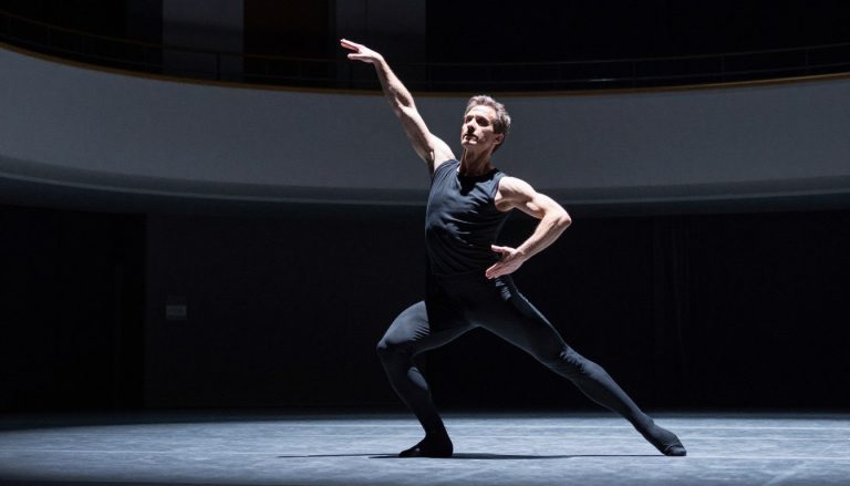 Tomasz Wygoda podczas występu choreograficznego na scenie teatralnej