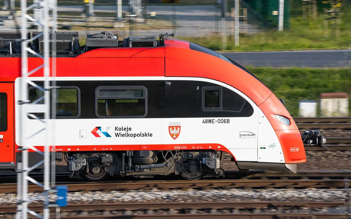 Komunikacja: Koleje Mazowieckie, WKD i autobusy lokalne